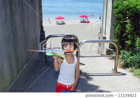 Child with back alley and model plane that continue to the sea Child with back alley and model plane that continue to the sea 11139921