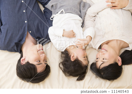 Family in the bedroom Family in the bedroom 11140543