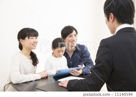 Suit men and their families 11140594