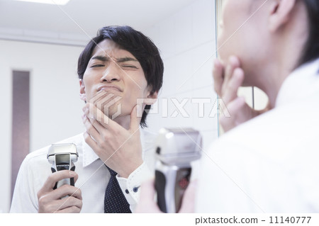 Shaving businessman Shaving businessman 11140777