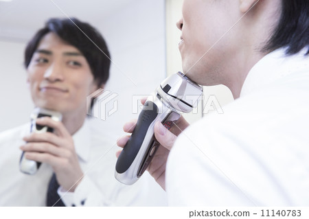 Shaving businessman Shaving businessman 11140783