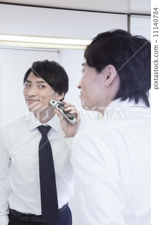 Shaving businessman Shaving businessman 11140784