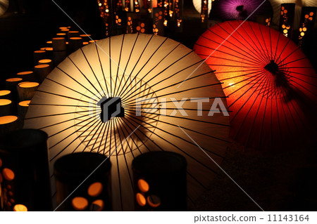 遮陽傘和竹燈籠 11143164