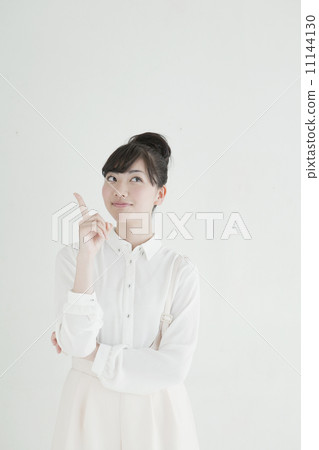 一位年輕女士抬起她的食指 一位年輕女士抬起她的食指 11144130
