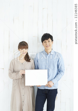 Men and women with sketchbooks Men and women with sketchbooks 11146385