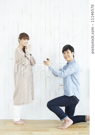 Men who propose to women 11146576