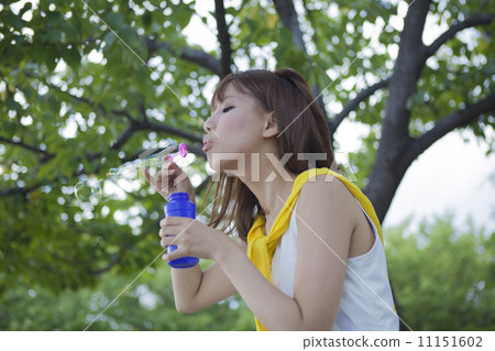 婦女在玩肥皂泡 婦女在玩肥皂泡 11151602