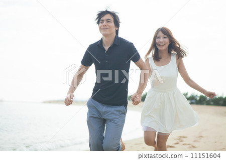 跑在海灘的男人和婦女 跑在海灘的男人和婦女 11151604