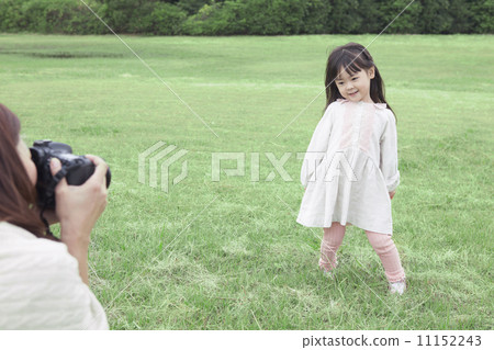母親和孩子與草坪拍照 母親和孩子與草坪拍照 11152243