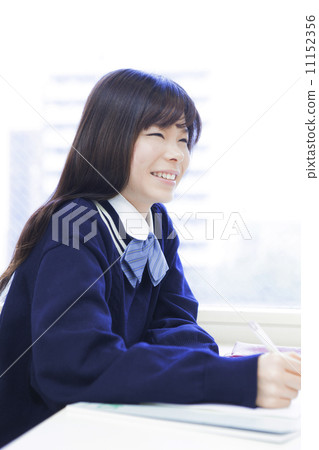 在課堂上上課的女學生 11152356