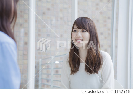 一個女人和朋友聊天 11152546