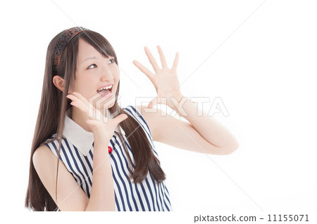 A girl who makes a surprised look 11155071