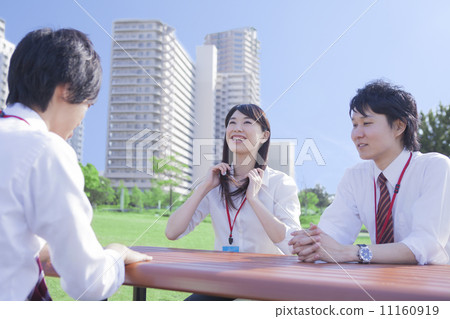Businessman and businesswoman talking in the park 11160919