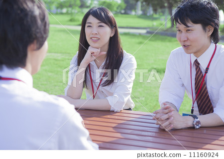 Businessman and businesswoman talking in the park 11160924