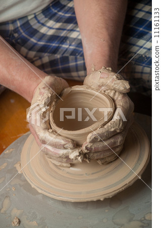 Hands of a potter 11161133
