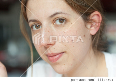 Portrait of a mid adult woman 11178394