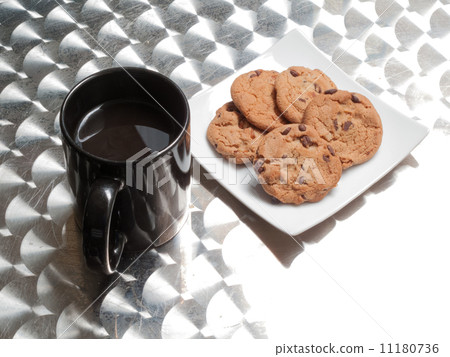 Chocolate chip cookies served with black coffee Chocolate chip cookies served with black coffee 11180736
