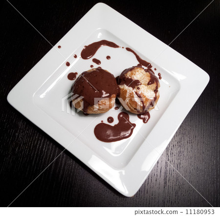 Sweet buns served with chocolate sauce Sweet buns served with chocolate sauce 11180953