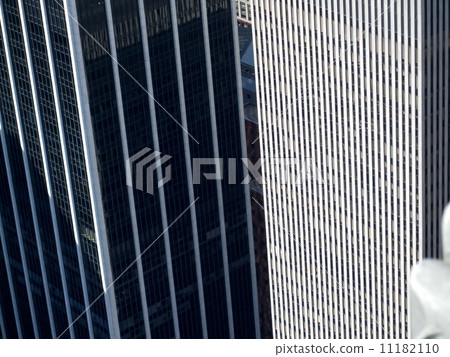 Skyscraper in a city 11182110