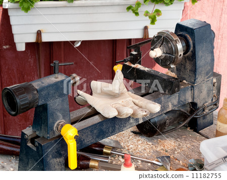Mechanical tool in a garage 11182755