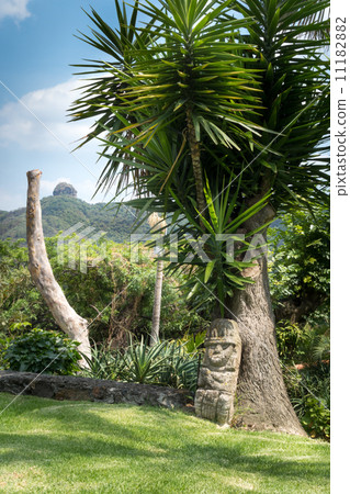 Totem pole in a garden, Mexico City, Mexico 11182882