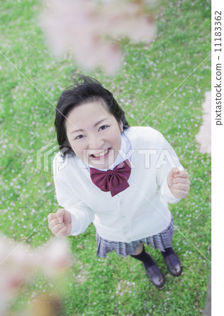 在櫻桃樹下構成膽量的高中生 在櫻桃樹下構成膽量的高中生 11183362