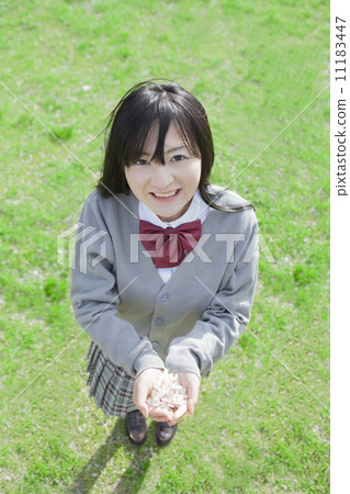 有櫻桃花瓣的高中學生 有櫻桃花瓣的高中學生 11183447