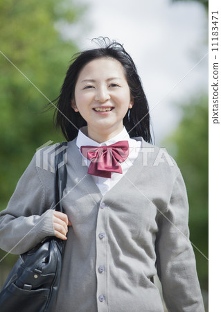 有綠色後面的高中學生 有綠色後面的高中學生 11183471