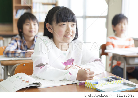 Elementary school students studying in the classroom 11183583