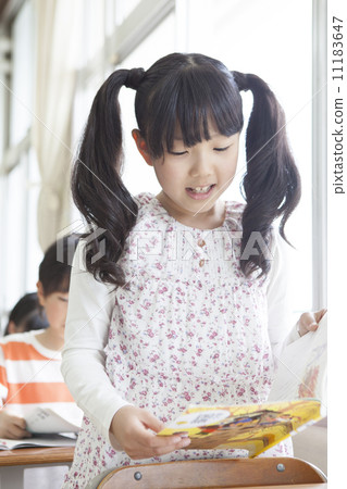 Elementary school students who read textbooks Elementary school students who read textbooks 11183647