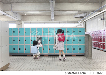 將鞋換到更衣室的小學生 11183665