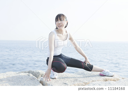 Women preparing for exercise 11184168