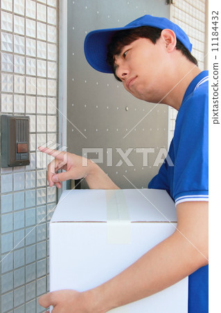 Worker deliverer home delivery office move (male work business 30's businessman) Worker deliverer home delivery office move (male work business 30's businessman) 11184432