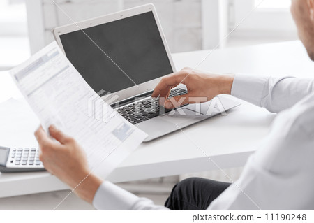 miling businessman working in office 11190248