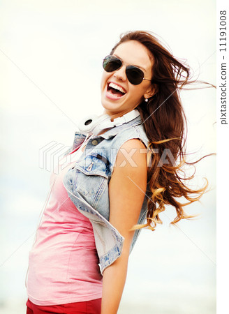 teenage girl outside 11191008