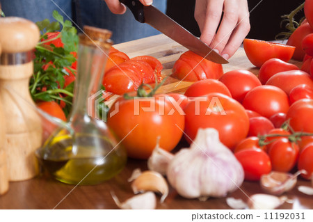 female hands slicing tomatoes 11192031