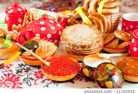 Pancake with red caviar and tea 11192058