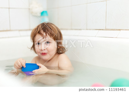 child bathes in bath 11193461
