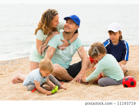 Parents with kids at seaside 11193719