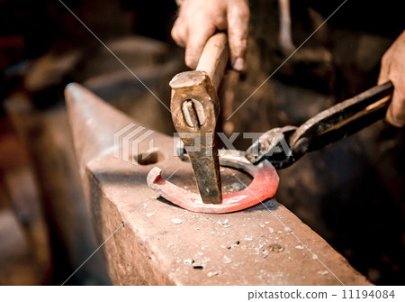 Blacksmith make a horseshoe 11194084