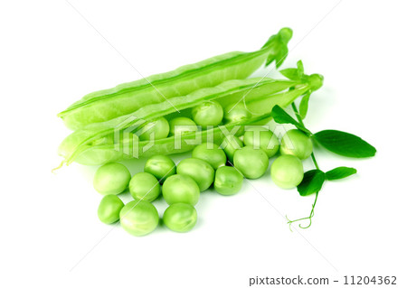 Pea isolated on white 11204362