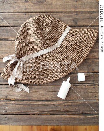 Hand-knitted summer hats, raffia hats and sunscreen 11205593