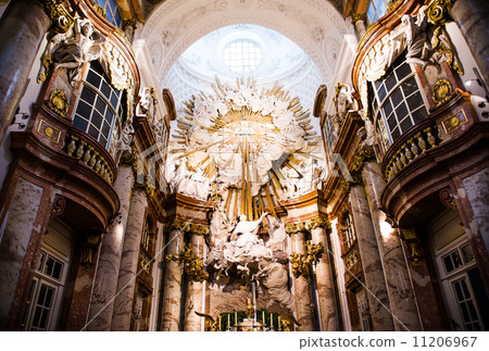 Altar at St. Charles church (Karlskirche) in Vienna 11206967