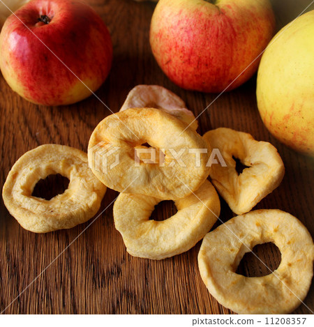 Dried and fresh apples 11208357
