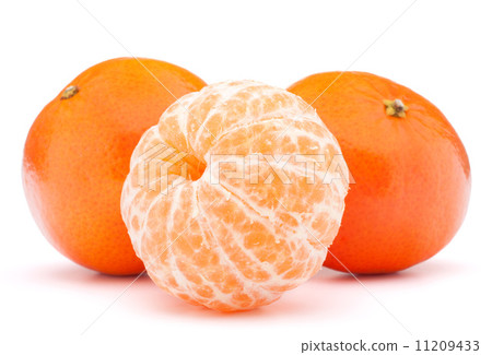 Peeled tangerine or mandarin fruit 11209433