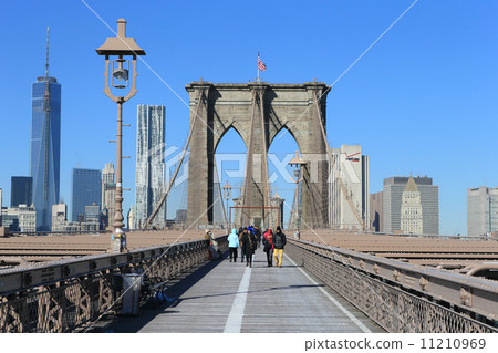俯視曼哈頓的布魯克林大橋從橋樑的頂端 俯視曼哈頓的布魯克林大橋從橋樑的頂端 11210969