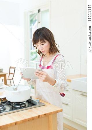 用餐的女人 11211115