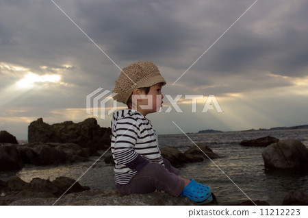 An angel ladder (Taimaku Ray) and a child on the beach An angel ladder (Taimaku Ray) and a child on the beach 11212223