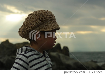 An angel ladder (Taimaku Ray) and a child on the beach 11212224