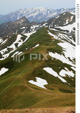 從Joetsu邊境·Mt。Araki山寶塔和蜿蜒的火山剩下的雪 從Joetsu邊境·Mt。Araki山寶塔和蜿蜒的火山剩下的雪 11213254